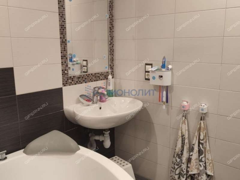 трёхкомнатная квартира на улице Александра Хохлова дом 1