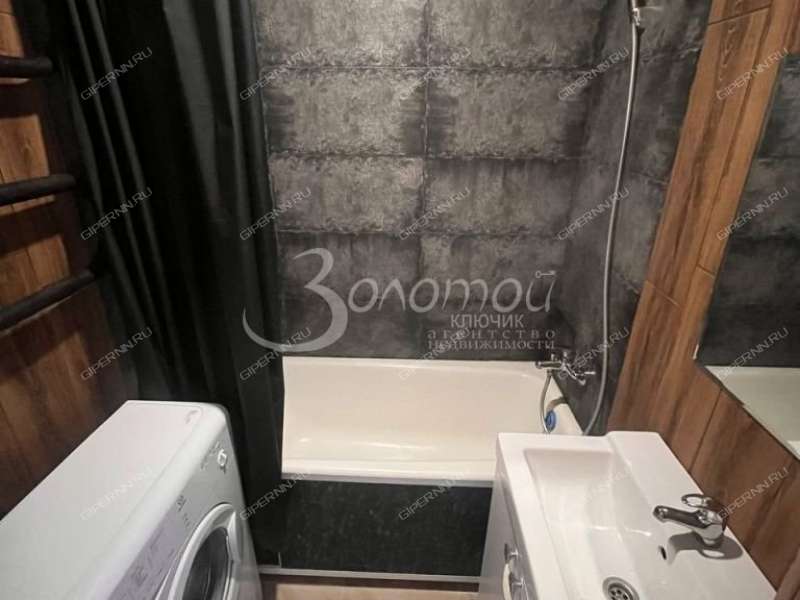 трёхкомнатная квартира на улице Политбойцов дом 18Б