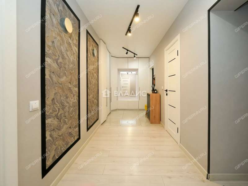 трёхкомнатная квартира на Керченской улице дом 28