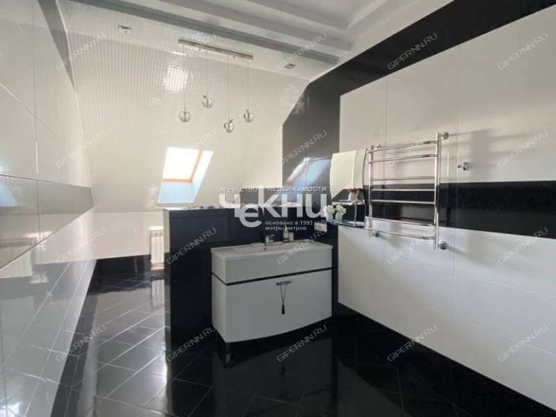 дом на Калухина село Великий Враг