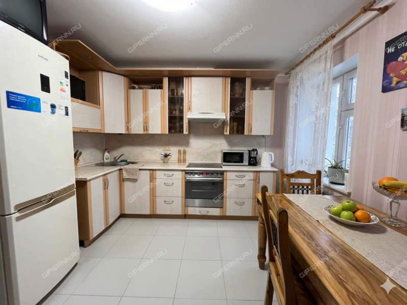 трёхкомнатная квартира на улице Александра Хохлова дом 5