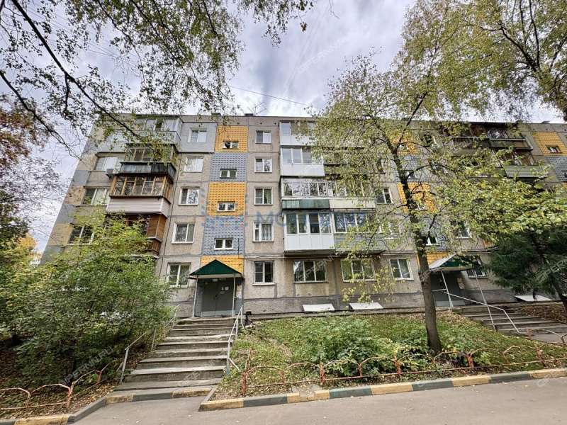 трёхкомнатная квартира на бульваре 60-летия Октября дом 9